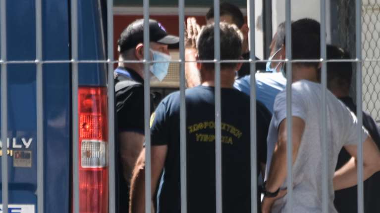 Πέτρος Φιλιππίδης: Καρέ - καρέ η στιγμή που περνάει την πόρτα των φυλακών Τρίπολης [Εικόνες]