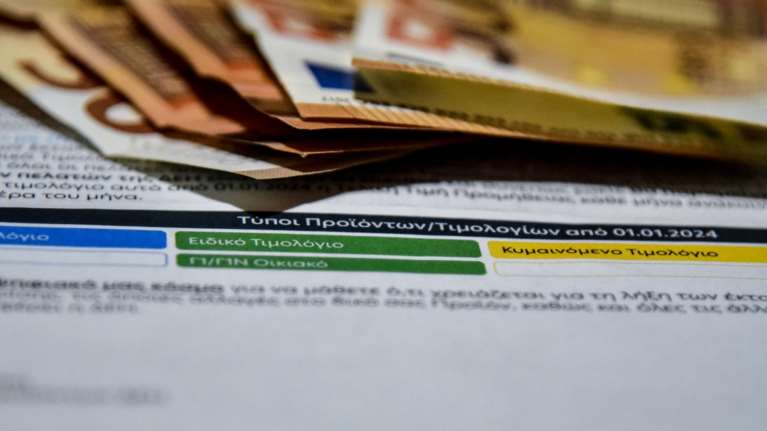 Χρωματιστά τιμολόγια: Κερδίζουν έδαφος τα μπλε - Κουρασμένοι οι καταναλωτές από το ψάξιμο, προτιμούν το σταθερό