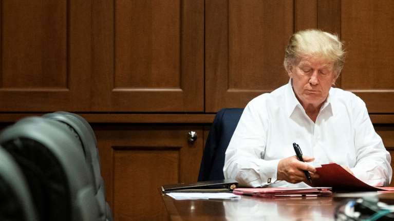 Ντόναλντ Τραμπ: &quot;Εξιτήριο τη Δευτέρα&quot; - Βελτιωμένη η υγεία του σύμφωνα με τους γιατρούς του