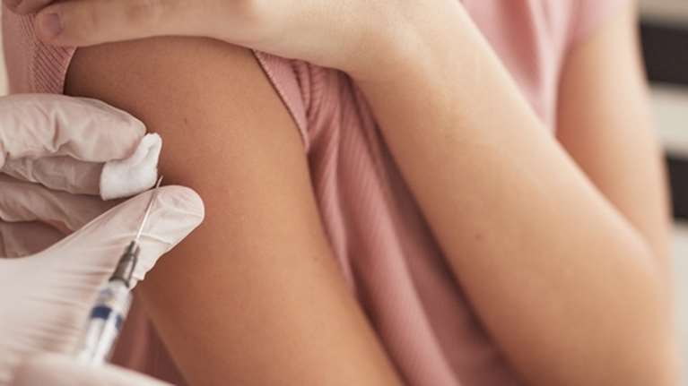 Επιδημία ιλαράς: Τι να προσέξουν παιδιά και ενήλικες - Το εμβόλιο, οι δόσεις και ποιοι έχουν ανοσία