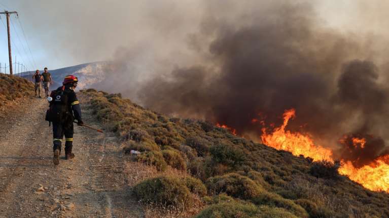 Μαίνεται η φωτιά στη Χίο: &quot;Εξαιρετικά κρίσιμη&quot; η κατάσταση, μπαράζ μηνυμάτων 112 - Σε κατάσταση έκτακτης ανάγκης το νησί