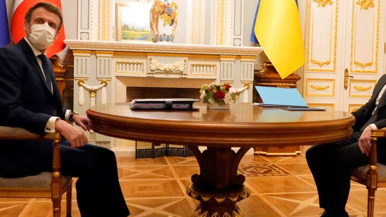 Ο Ζελένσκι &quot;αδειάζει&quot; Μακρόν: &quot;Μου πρότεινε να δώσω εδάφη στον Πούτιν για να τελειώσει ο πόλεμος&quot; - Διαψεύδουν οι Γάλλοι