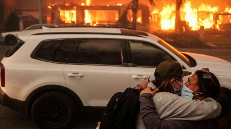 Καταστροφή δίχως τέλος στο Λος Άντζελες - Δεν εγκαταλείπουν τα σπίτια τους για να τα σώσουν από τις φλόγες και τις λεηλασίες