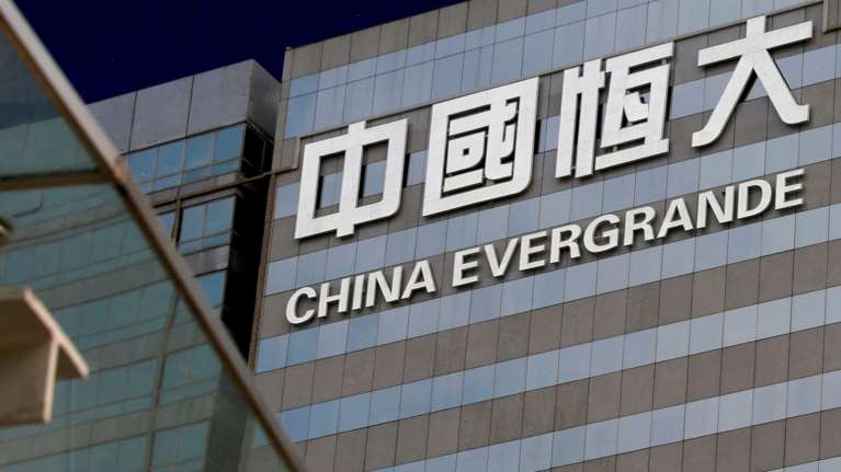Evergrande: Είναι η νέα Lehman Brothers της παγκόσμιας οικονομίας; Φοβίζει το χρέος 302 δισ. δολαρίων του κινεζικού κολοσσού