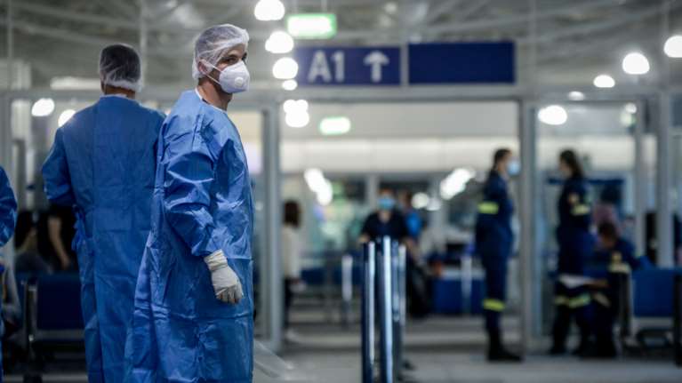 H μετάλλαξη Όμικρον φέρνει νέα μέτρα: Μόνο με μοριακό τεστ η είσοδος στην Ελλάδα - Ανησυχία στην κυβέρνηση