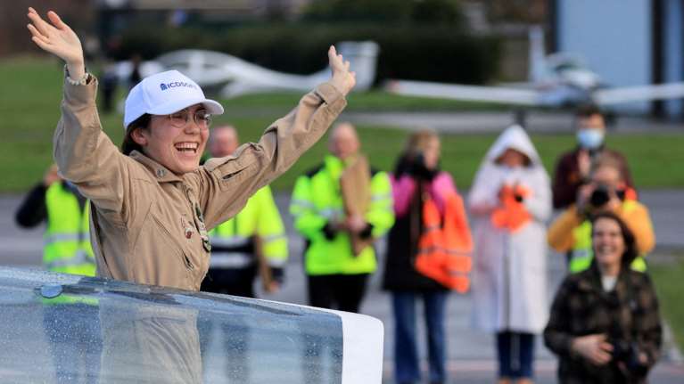 Τον γύρο του κόσμου "σόλο" έκανε 19χρονη- Έγινε η νεότερη πιλότος που το κατάφερε