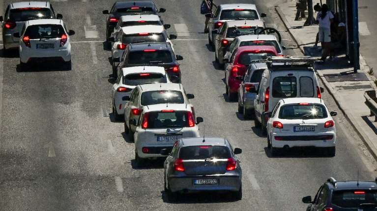 Πέραμα: Κυκλοφοριακό κομφούζιο μετά από εκτροπή νταλίκας - Δείτε live την κίνηση