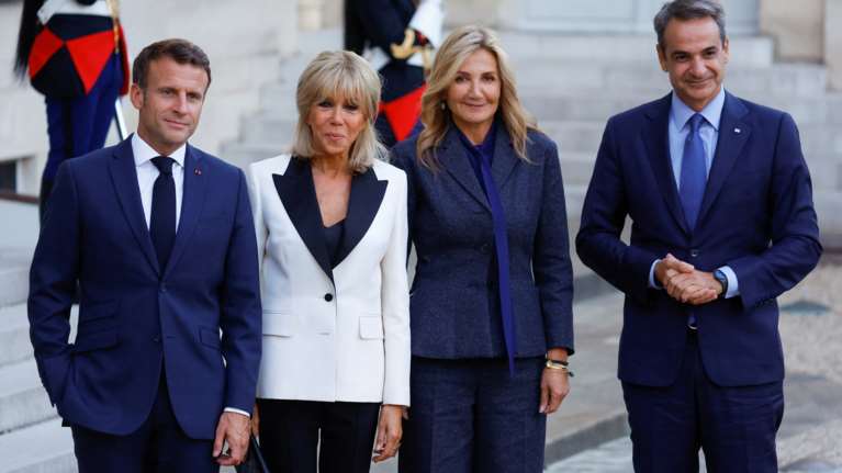 Οι κυρίες με τα κοστούμια: Το office look της Μαρέβας Μητσοτάκη στο Παρίσι και το black and white της Μπριζίτ Μακρόν