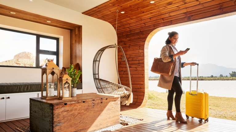 Airbnb: Στο στόχαστρο της εφορίας 129.000 ακίνητα - Τα βαριά πρόστιμα για τους παραβάτες