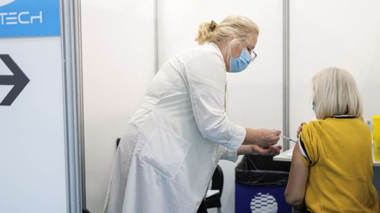 Κορονοϊός: Τέταρτη δόση εμβολιασμού από Σεπτέμβρη, λέει ο Πλεύρης - Πιθανότητα επαναφοράς των μέτρων