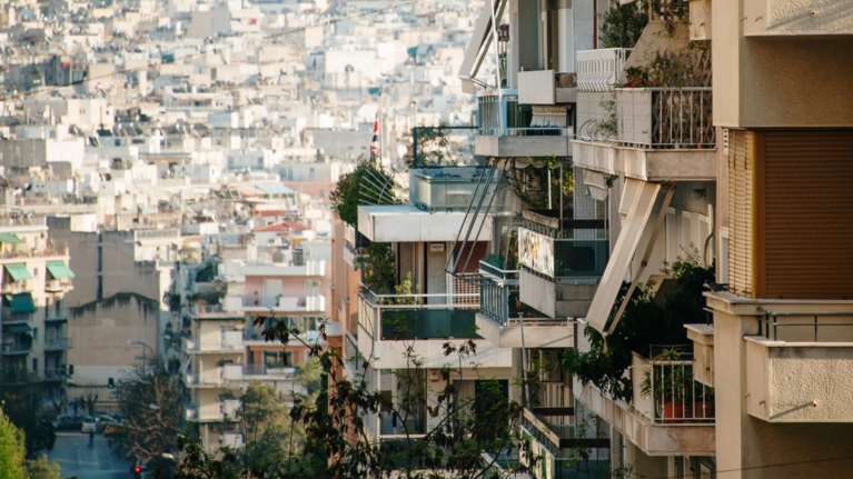 Ο παραλογισμός των ενοικίων: Έχουν πάρει φωτιά, αλλά το 70% των ιδιοκτητών δηλώνει εισπράξεις κάτω από 300 τον μήνα
