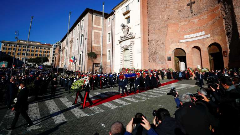 Νταβίντ Σασόλι: Τυλιγμένο με τη σημαία της ΕΕ το φέρετρο - Στη Ρώμη οι Ευρωπαίοι ηγέτες για την κηδεία [εικόνες]