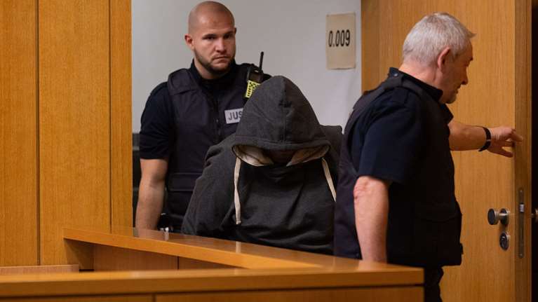 Υπόθεση Γερμανού "Πελικό": Νάρκωνε, βίαζε και βιντεοσκοπούσε τη σύζυγό του επί 15 χρόνια