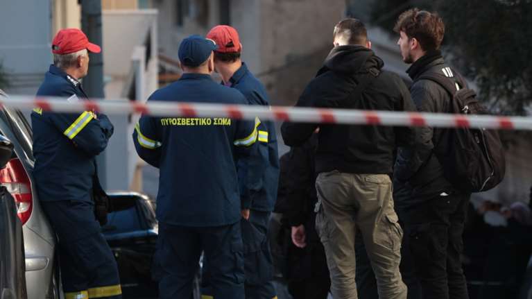 Κυψέλη: Ανδρας μαχαίρωσε τη γυναίκα του στον λαιμό και έπεσε από την ταράτσα - Βρέθηκε ιδιόχειρο σημείωμα