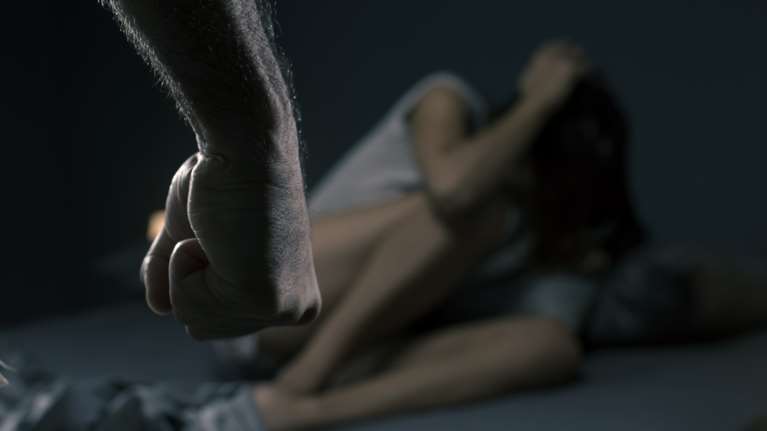 Κάθε μέρα του 2024, 51 γυναίκες πέφτουν θύματα ενδοοικογενειακής βίας - Αποκαρδιωτικά στοιχεία από τον &quot;χάρτη&quot; της ΕΛΑΣ