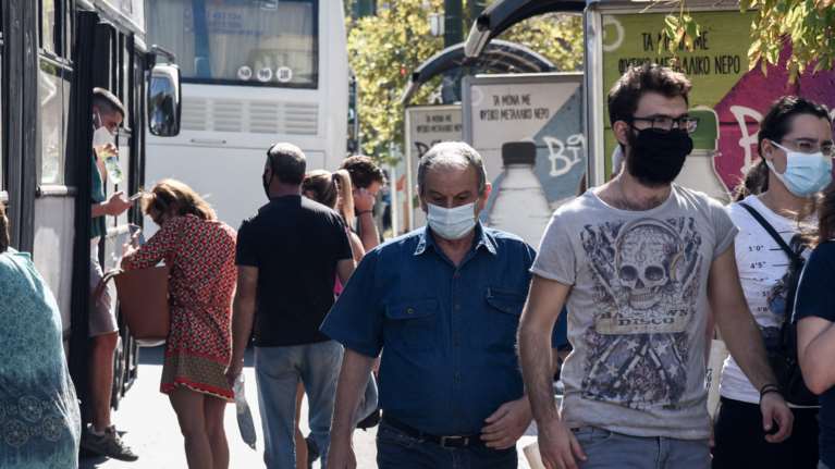 Μάσκες: Η εισήγηση της Επιτροπής -Τέλος οι μάσκες στα καταστήματα, παραμένουν στα Μέσα Μαζικής Μεταφοράς