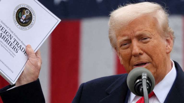 Ανάλυση Economist: Γιατί ο Τραμπ γυρίζει την εμπορική πολιτική της Αμερικής πίσω στον 19ο αιώνα και ποιος θα το πληρώσει ακριβά