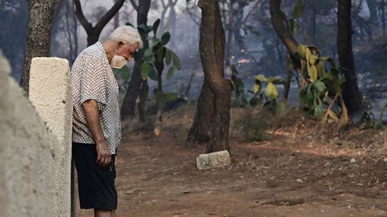 Μάχη με τις φλόγες στην Αν. Αττική  - Νέα μηνύματα του 112, ξεκίνησαν τα εναέρια - Αντιδήμαρχος Σαρωνικού:  Βρέθηκε γκαζάκι