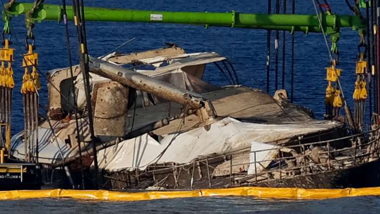 Σικελία: Εντυπωσιακές εικόνες από την ανάσυρση του υπερπολυτελούς Bayesian του μεγιστάνα Λιντς 10 μήνες μετά το ναυάγιο