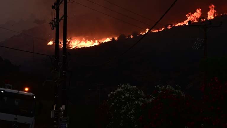 Φωτιά στη Σαρωνίδα: Συνεχείς αναζωπυρώσεις, δεν πρέπει να φύγει προς Ανάβυσσο - Το &quot;στοίχημα&quot; Ελλήνων και Ρουμάνων