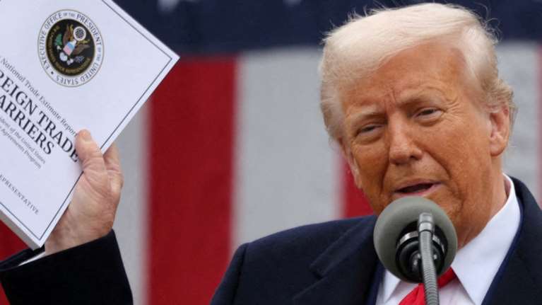 Τραμπ για δασμούς: &quot;Κρατάτε γερά&quot; λέει στους Αμερικανούς πολίτες - &quot;Είναι μία οικονομική επανάσταση και θα κερδίσουμε&quot;