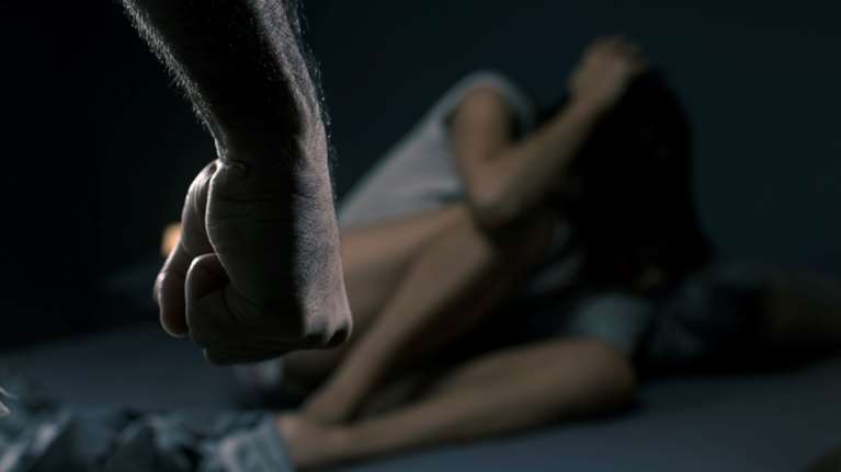 Άγριος ξυλοδαρμός γυναίκας στην Αργυρούπολη: Ο σύντροφός της αναζητείται για απόπειρα ανθρωποκτονίας [Βίντεο]