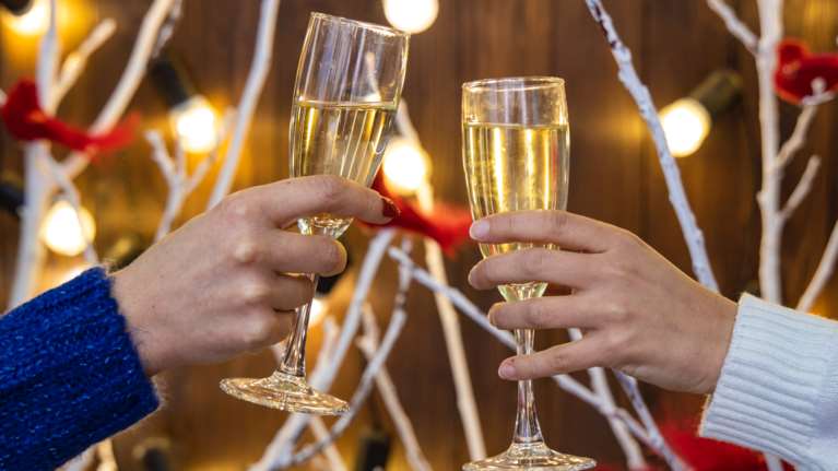 Ρεβεγιόν Πρωτοχρονιάς στο σπίτι για όλους μετά την ξέφρενη επέλαση της Όμικρον - Ποια μέτρα &quot;κλειδώνουν&quot; την Τετάρτη