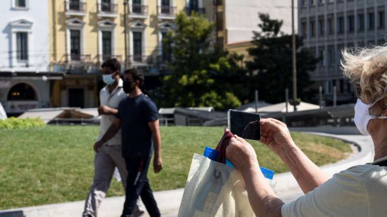Κορονοϊός: Το σενάριο "Παρισιού" στο τραπέζι - Μάσκες παντού και λουκέτο τα μεσάνυχτα σε όλη τη χώρα