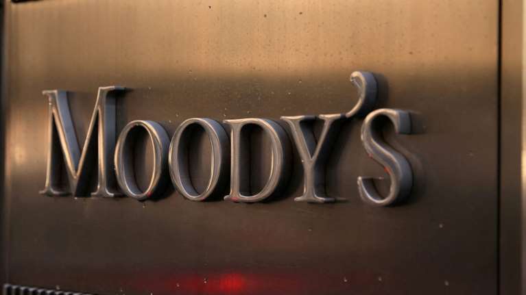 Moody&#39;s: Διπλή αναβάθμιση της Ελλάδας σε Ba1 - Μια &quot;ανάσα&quot; από την επενδυτική βαθμίδα