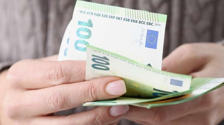 Αύξηση 43 ευρώ καθαρά στον κατώτατο μισθό από τον Απρίλιο -  Κίνδυνος να τη ροκανίσει η άνοδος των επιτοκίων