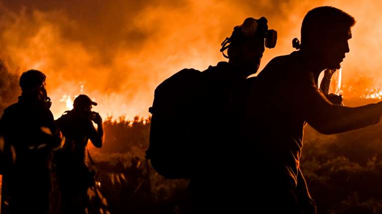Εφιαλτική νύχτα στην Πεντέλη: Πήρε διαστάσεις το μέτωπο προς Καλλιθέα, ανάμεσα σε σπίτια η φωτιά - Στη μάχη και ο στρατός