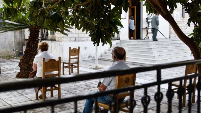 Κορονοϊός: &quot;Φρένο&quot; στις μετακινήσεις για Πάσχα στο χωριό –  Ανοιχτές με self test οι εκκλησίες