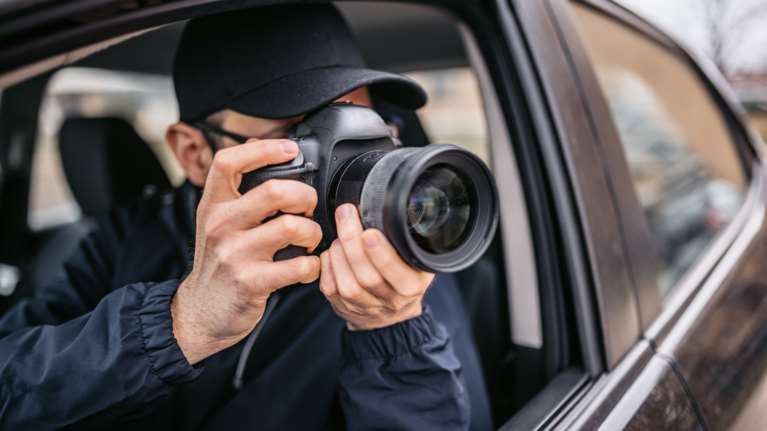 Γαλλία: Ιδιωτικοί ερευνητές παρακολουθούν υπαλλήλους εταιρειών που φέρεται να κάνουν αδικαιολόγητη χρήση αναρρωτικής