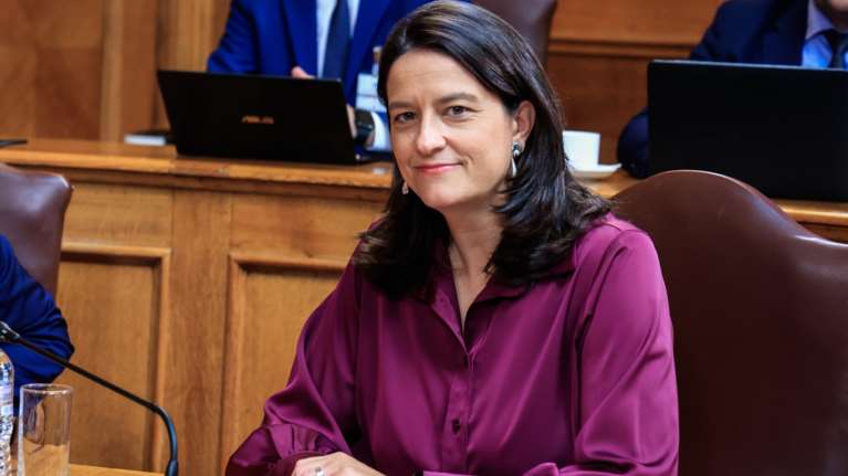 Βουλή: Σκληρή κόντρα Κεραμέως με το ΠΑΣΟΚ για το νέο νομοσχέδιο που αφορά στον κατώτατο μισθό