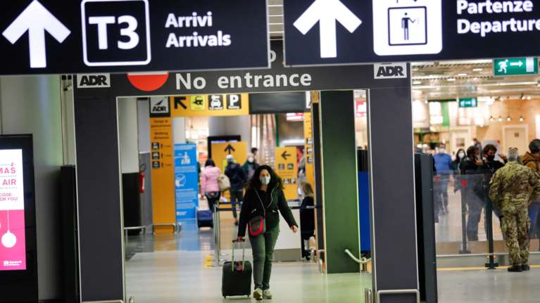 Βρετανία: Τεστ κορονοϊού για τους ταξιδιώτες τη 2η και 8η μέρα της άφιξής του