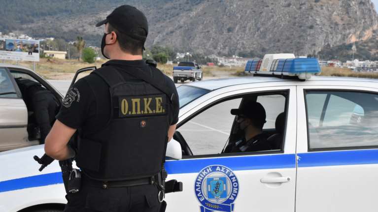 ΕΛ.ΑΣ: Καταγγελίες ότι 10 αστυνομικοί περίμεναν την... άδεια των αντιεξουσιαστών για να μετακινηθούν στον λόφο του Στρέφη