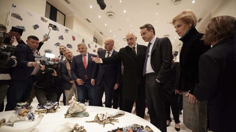 Ο Μητσοτάκης παρέθεσε δείπνο στο Μαξίμου στον πρωθυπουργό της Αλβανίας- Προηγήθηκε ξενάγηση στην έκθεση έργων του Ράμα