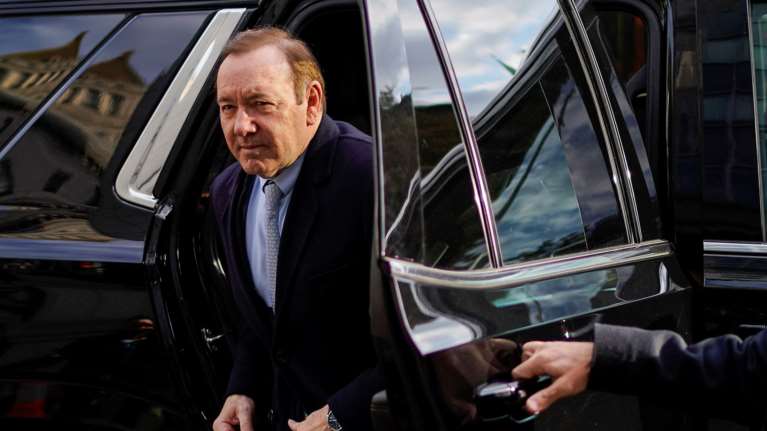 Κέβιν Σπέισι: Αθωώθηκε από τις κατηγορίες για σεξουαλική επίθεση κατά του Άντονι Ραπ πριν 36 χρόνια