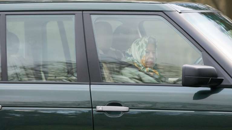 Θεωρίες συνωμοσίας: Η σωσίας της βασίλισσας Ελισάβετ ήταν στη θέση του οδηγού - Τι λένε οι ειδικοί [Εικόνες]