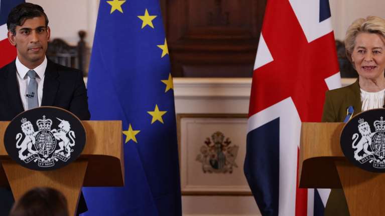 Brexit: Συμφωνία Βρετανίας-ΕΕ για τη Βόρεια Ιρλανδία - Λευκός καπνός μετά την συνάντηση Σούνακ με φον ντερ Λάιεν