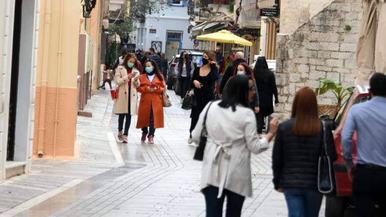 H ξαφνική αποκλιμάκωση της Όμικρον φέρνει σταδιακή χαλάρωση των μέτρων: Βελτιώνονται και οι σκληροί δείκτες