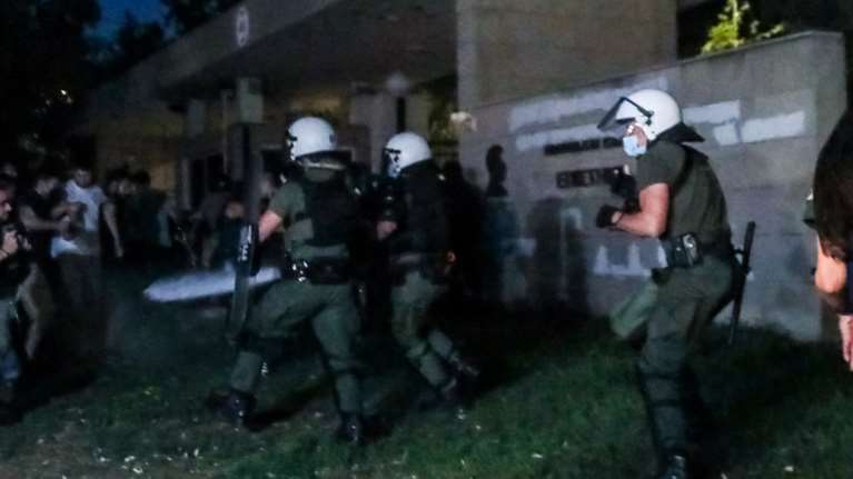 Ζωγράφου: Ένταση στην Πανεπιστημιούπολη μεταξύ ΜΑΤ και φοιτητών [Εικόνες - Βίντεο]