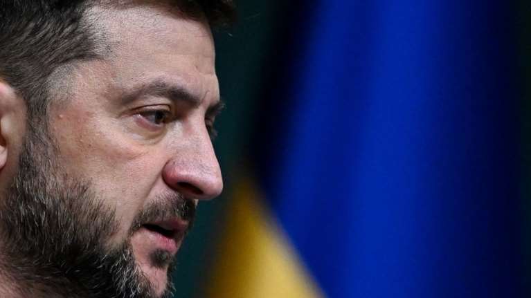 Politico: Το σκληρό δίλημμα Ζελένσκι - Να δεχθεί το σχέδιο Τραμπ ή να βασιστεί στους Ευρωπαίους συμμάχους