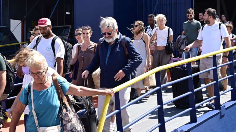 Συνεχίζεται η μεγάλη επιστροφή των εκδρομέων του Αυγούστου: Πάνω από 30.000 αφίξεις στα λιμάνια της Αττικής