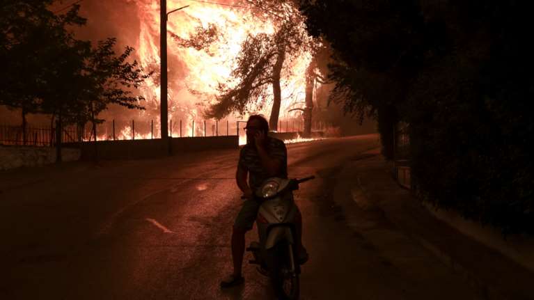 Φωτιά στην Αρκαδία: Ολονύχτια μάχη για να σωθεί η Γορτυνία – Καλύτερη εικόνα στη Μεγαλόπολη [εικόνες-βίντεο]