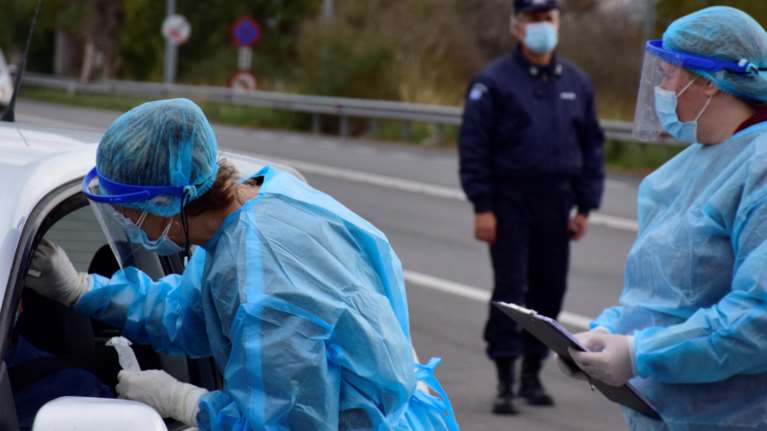 Κορονοϊός: Πού οφείλεται η μεγάλη διαφορά στα κρούσματα Δευτέρας και Τρίτης - Γιατί ανακοινώθηκαν 1.155 περισσότερα