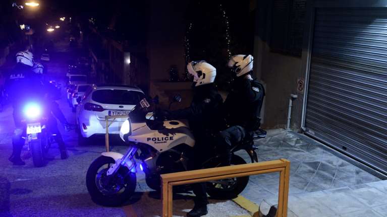 Μπουρνάζι: Σκηνές &quot;Φαρ Ουέστ&quot; με πυροβολισμούς έξω από μπαρ, για τα μάτια μιας γυναίκας