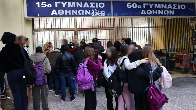 Κυψέλη: "Είναι ατίθασο παιδί, δεν τη χτύπησα ποτέ - Συγγνώμη από τους γονείς του θύματος" λέει ο πατέρας της 16χρονης