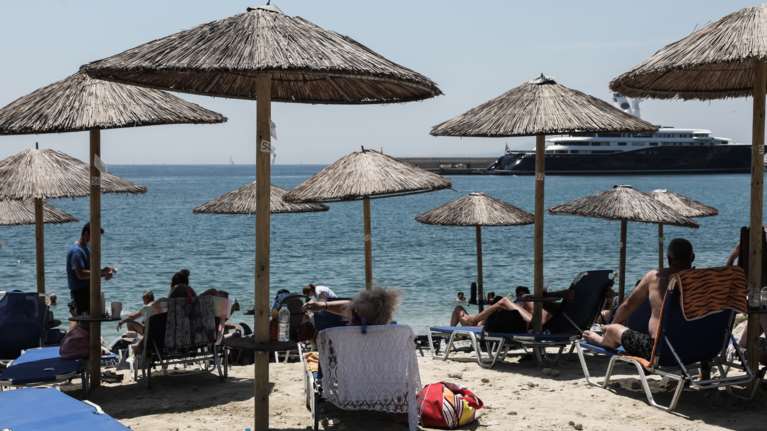 Καιρός: &quot;Χτύπησε&quot; ήδη 42άρια ο καύσωνας - Πρόβλεψη σοκ του meteo για 44 βαθμούς την Παρασκευή