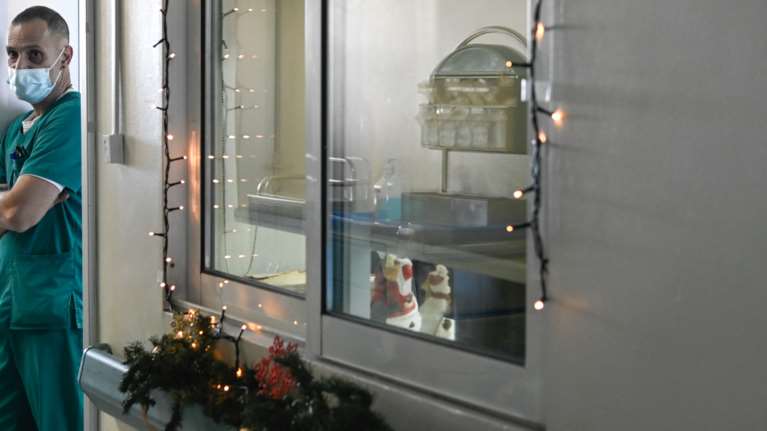 Μετάλλαξη Ομικρον: Τι λέει ο πρώτος ασθενής στην Ελλάδα που το έμαθε από τα... κανάλια- Είναι ασυμπτωματικός [Βίντεο]